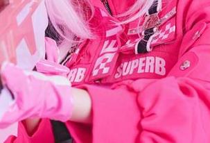 在线追追Sally Dorasnow，让间波真美和比基尼拼拼阵！